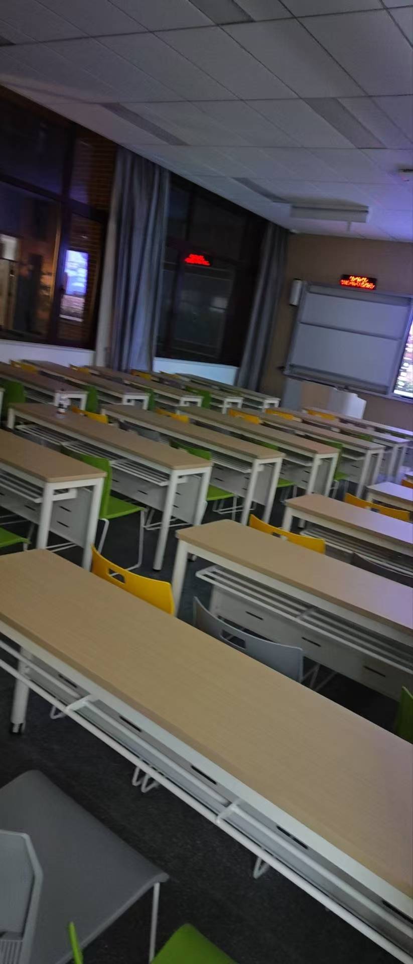 慈溪迁迁旺搬家助力宁波科技大学打造舒适教学环境，圆满完成课桌椅安装工作
